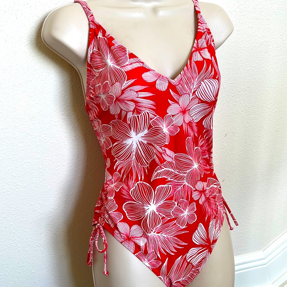NWOT Red white Hawaiian print floral swimsuit